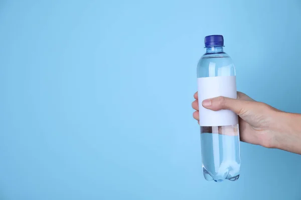 Γυναίκα Κρατώντας Πλαστικό Μπουκάλι Σόδα Νερό Γαλάζιο Φόντο Closeup Χώρος — Φωτογραφία Αρχείου