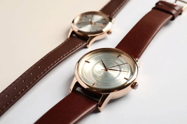 Luxus Armbanduhren Auf Farbigem Hintergrund Nahaufnahme — Stockfoto