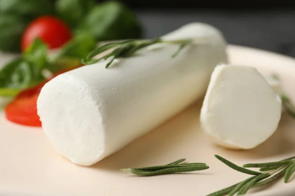 Heerlijke Geitenkaas Met Rozemarijn Bord Close — Stockfoto