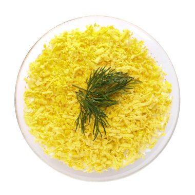 Beyaz arka planda geleneksel Rus salatası Mimosa, üst manzara