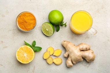 Dokunulmazlığı artıran, içeceği ve malzemeleri açık masa üzerine koyan düz bir kompozisyon.