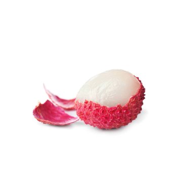 Taze olgun liçi meyvesi beyaza izole edilmiş.