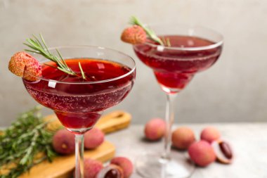 Lezzetli bir liçi kokteyli, yakın plan. Egzotik içki.