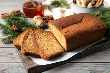 Tahta masada taze dilimlenmiş zencefilli kek.