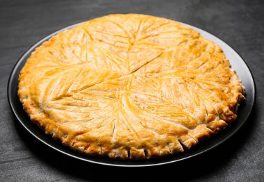 Geleneksel galette des rois siyah masada, yakın plan