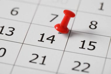 Sevgililer Günü 'nde kırmızı broşlu takvim sayfası, yakın plan.