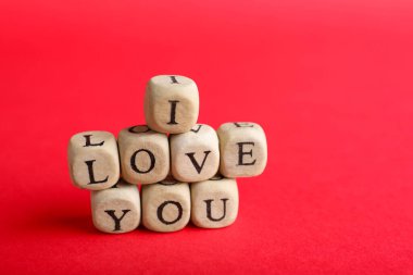 Kırmızı arka planda 