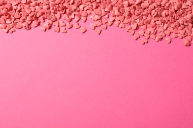 Pembe arka planda kalp şeklinde serpiştirmeler, düz uzanma. Metin için boşluk