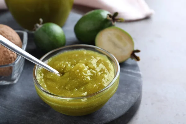 Feijoa Jam Glazen Schaal Grijze Tafel Close — Stockfoto