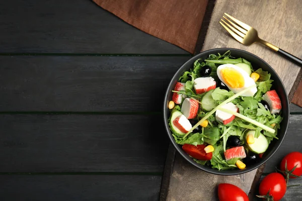 Leckerer Krabbenspießsalat Auf Grauem Holztisch Flach Gelegt Raum Für Text — Stockfoto