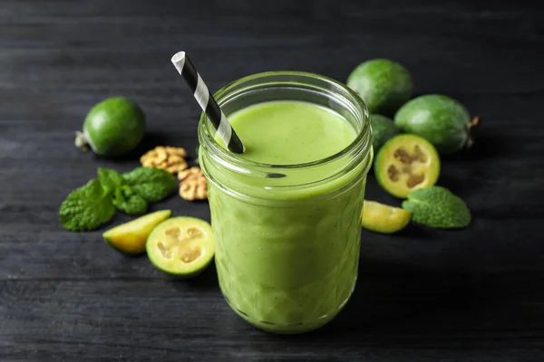 Verse Feijoa Smoothie Glas Zwarte Houten Tafel Close — Stockfoto