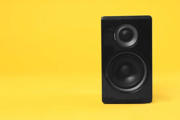Altavoz Audio Potente Moderno Sobre Fondo Amarillo Espacio Para Texto —  Fotos de Stock