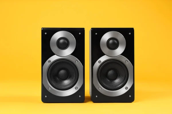 Moderní Výkonné Audio Reproduktory Žlutém Pozadí — Stock fotografie
