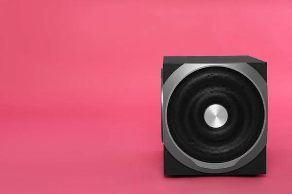 Subwoofer Moderno Sobre Fondo Rosa Espacio Para Texto Altavoz Audio —  Fotos de Stock