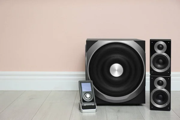 Moderno Potente Sistema Altavoces Audio Suelo Cerca Pared Rosa Espacio —  Fotos de Stock