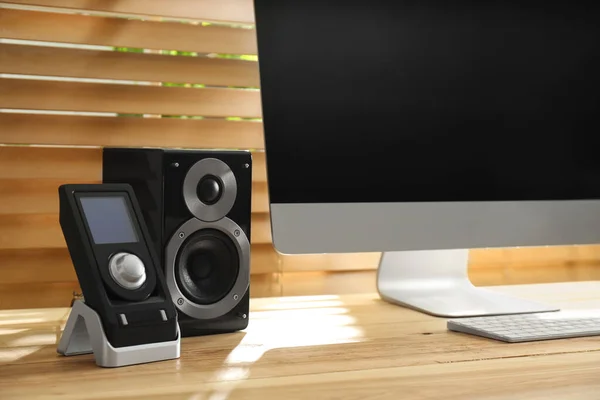 Moderne Computer Met Audio Luidspreker Afstandsbediening Houten Tafel Binnen — Stockfoto