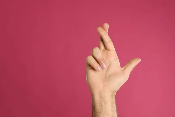Parmakları Çapraz Olan Pembe Arka Planda Mesaj Atmak Için Yeri — Stok fotoğraf