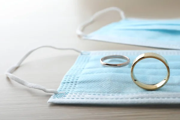 Máscaras Proteção Anéis Casamento Mesa Madeira Divórcio Durante Quarentena Coronavírus — Fotografia de Stock