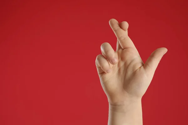Kırmızı Arka Planda Parmakları Olan Çocuk Mesaj Için Yeri Olan — Stok fotoğraf