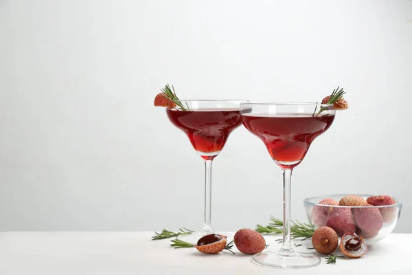 Litschi Cocktail Mit Rosmarin Auf Weißem Tisch — Stockfoto