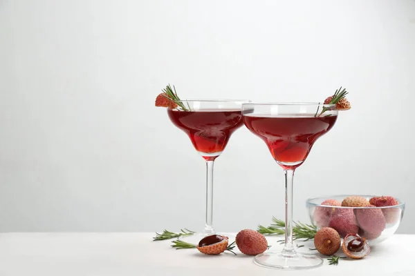 Lychee Cocktail Met Rozemarijn Witte Tafel — Stockfoto