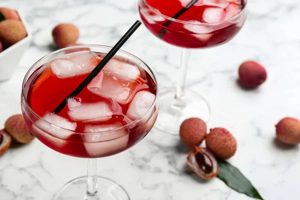 Delizioso Cocktail Litchi Frutta Fresca Sul Tavolo Marmo Bianco Primo — Foto Stock