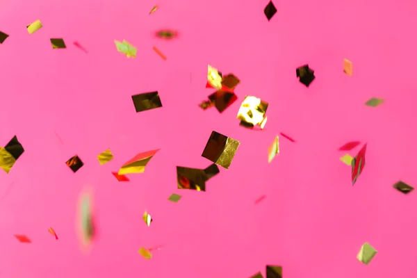 Glänzend Goldenes Konfetti Fällt Auf Rosa Hintergrund — Stockfoto