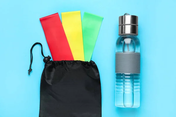 Set Fitness Gummibänder Und Wasserflasche Auf Hellblauem Hintergrund Flache Verlegung — Stockfoto