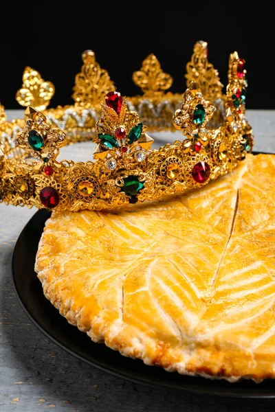 Galette Des Rois Tradizionale Con Corona Tavolo Legno Grigio Primo — Foto Stock