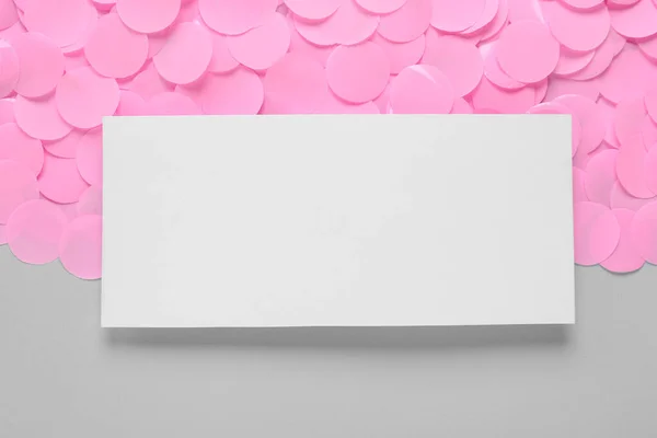 Tarjeta Blanca Blanco Confeti Rosa Sobre Fondo Gris Claro Plano — Foto de Stock
