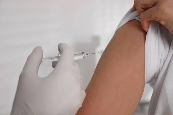 Médico Vacinando Mulher Contra Covid Clínica Close — Fotografia de Stock