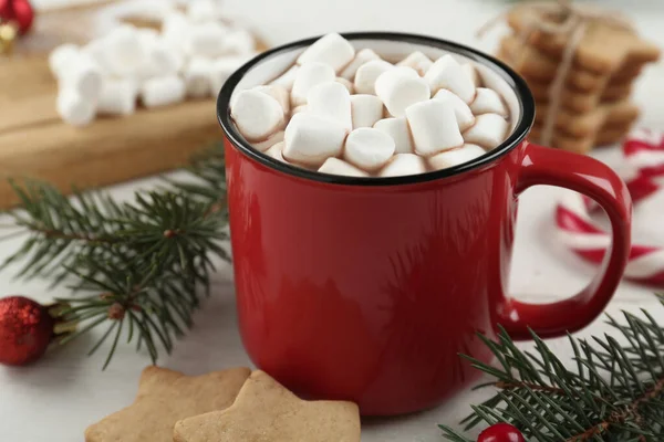 Bebida Quente Com Marshmallows Copo Vermelho Mesa Branca — Fotografia de Stock