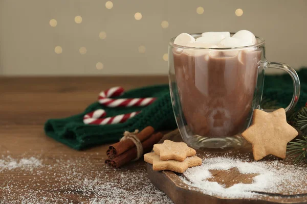 Heißgetränk Mit Marshmallows Keksen Und Zimt Auf Dem Holztisch Raum — Stockfoto