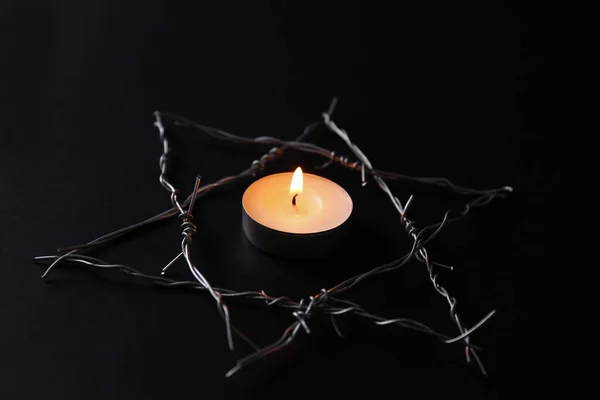 燃烧着的蜡烛和大卫的星星 是用黑色背景的铁丝网做的 大屠杀纪念日 — 图库照片
