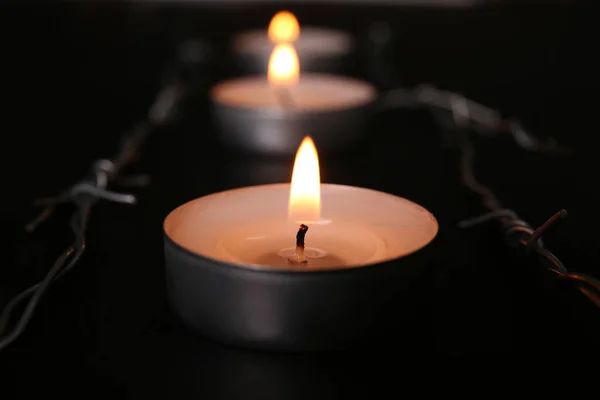 Κάψιμο Κεριού Και Συρματόπλεγμα Μαύρο Φόντο Κοντινό Πλάνο Ημέρα Μνήμης — Φωτογραφία Αρχείου
