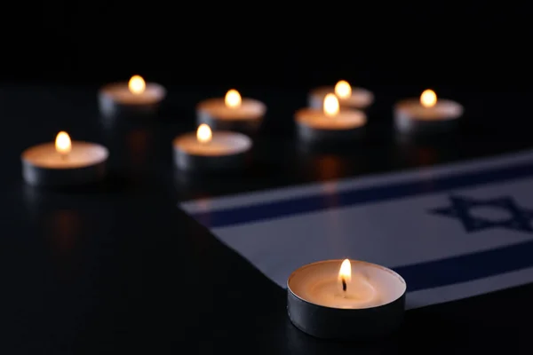 Égő Gyertya Izraeli Zászló Fekete Asztalon Holokauszt Memórianap — Stock Fotó