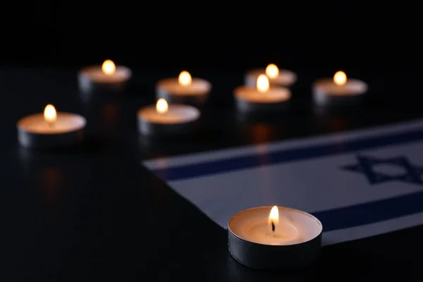 Queimando Vela Bandeira Israel Mesa Preta Dia Memória Holocausto — Fotografia de Stock