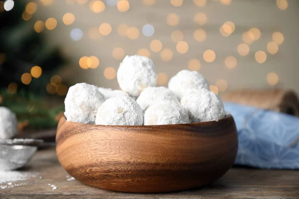 Sabrosas Galletas Bola Nieve Cuenco Madera Contra Las Luces Borrosas — Foto de Stock