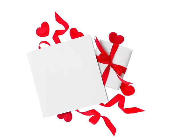 白い背景に空白のカード ギフトボックスと赤の装飾的な心 トップビュー バレンタインデーのお祝い — ストック写真