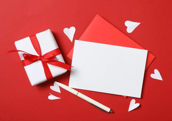 赤の背景に空白のカード テキストのためのスペースを持つフラットレイアウトの組成 バレンタインデーのお祝い — ストック写真