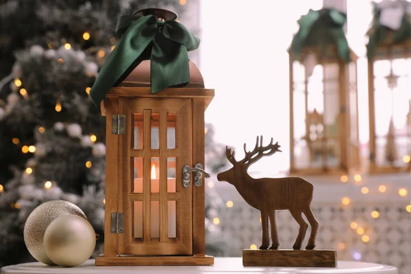Krásné Dřevěné Lucerny Další Dekorace Stole Pokoji Vánoční Stromeček — Stock fotografie