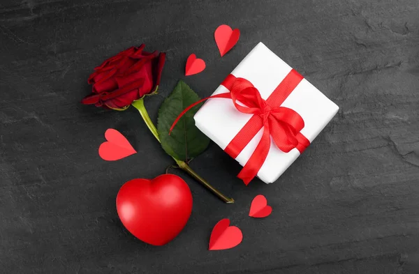Geschenkkarton Rose Und Herzen Auf Schwarzem Hintergrund Flach Gelegt Valentinstag — Stockfoto