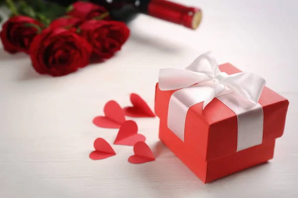 Prachtige Geschenkdoos Papieren Hartjes Witte Houten Tafel Ruimte Voor Tekst — Stockfoto