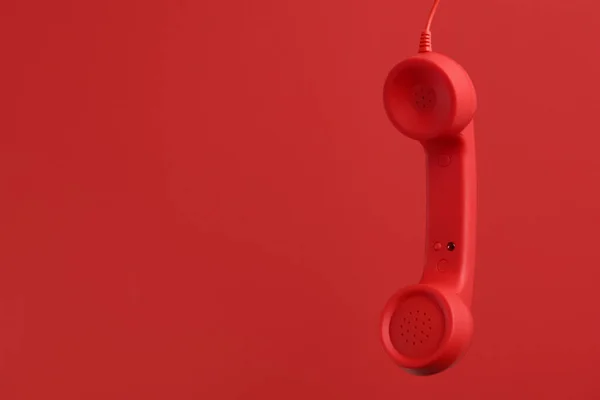 Aparelho Telefónico Com Fio Pendurado Fundo Vermelho Espaço Para Texto — Fotografia de Stock