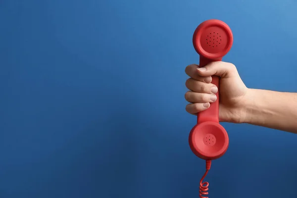 Vista Perto Mulher Segurando Telefone Com Fio Vermelho Fundo Azul — Fotografia de Stock