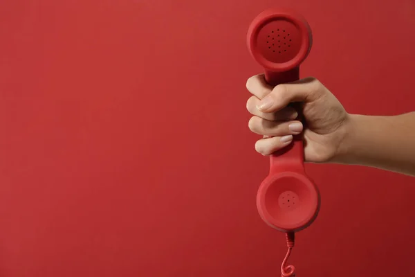 Vista Cerca Mujer Que Sostiene Teléfono Con Cable Fondo Rojo — Foto de Stock