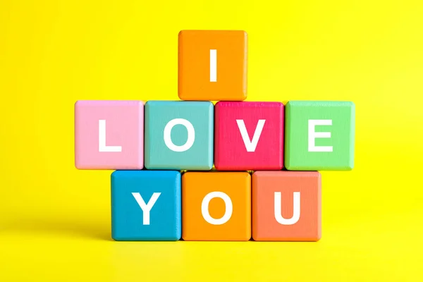 Красочные Кубики Словами Люблю Тебя Желтом Фоне — стоковое фото