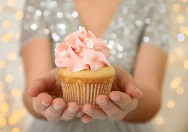 Mujer Sosteniendo Sabroso Cupcake Para Día San Valentín Contra Las — Foto de Stock