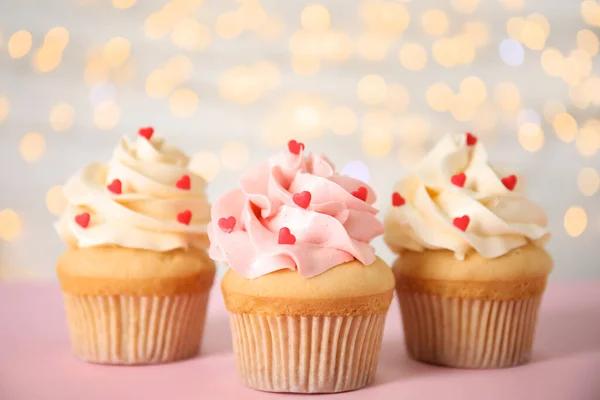 Sabrosos Cupcakes Para Día San Valentín Mesa Rosa Contra Las — Foto de Stock