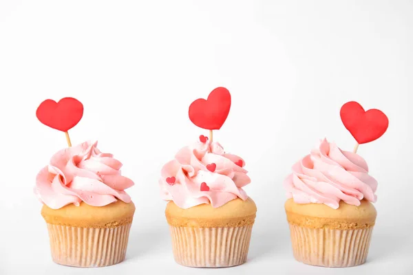 Fila Sabrosos Cupcakes Para Día San Valentín Sobre Fondo Blanco — Foto de Stock